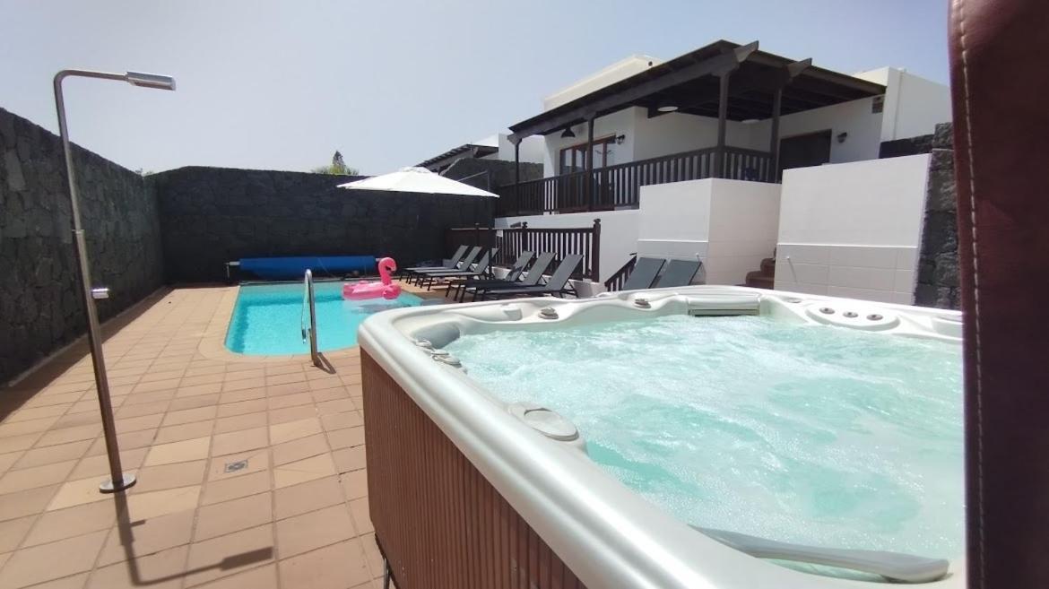 Stylish 6 Bedroom Villa Princesa - Hot Tub - Heated Pool - Near Beach & Waterparks Плая Бланка Екстериор снимка